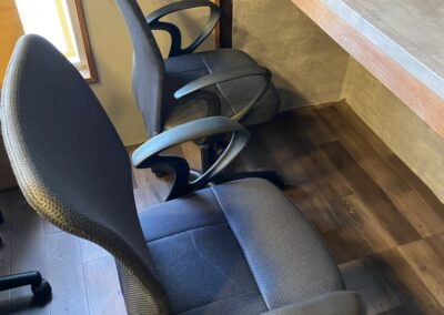 肘掛け付きメッシュ椅子-学処の備品